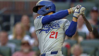 Betts has tiebreaking RBI single in seven-run 9th inning as Dodgers beat Braves 9-2