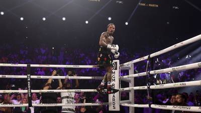 'Tank' Davis knocks out Martin in the 8th round to keep WBA lightweight title