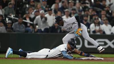 A flying bat and a baserunning mistake cost Mariners chance to make up ground in playoff race